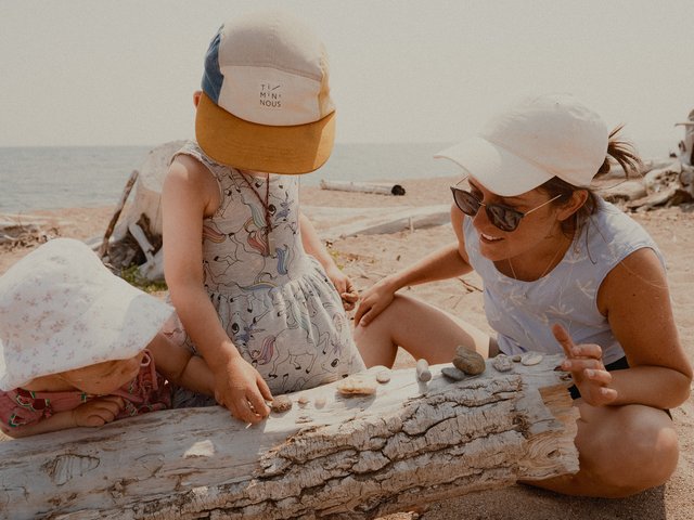 Mère et enfant lisant ensemble